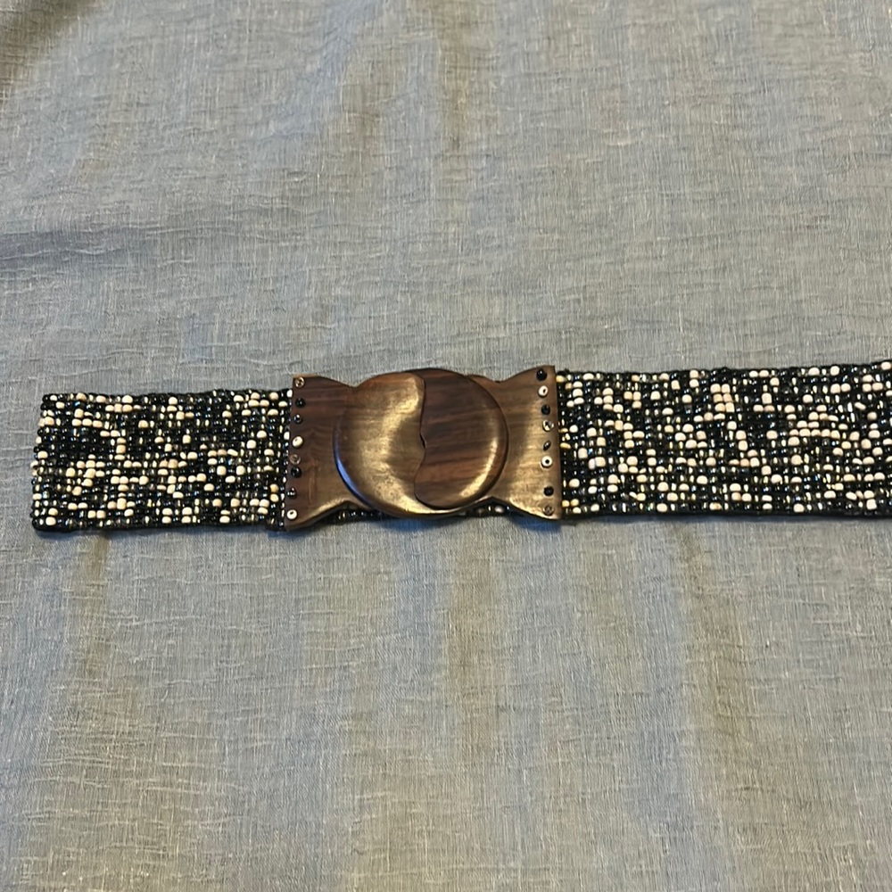 Stretchy beaded belt with real wooden buckle.